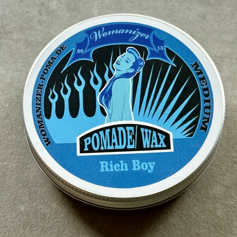 Eine Dose Pomade/Wax von Womanizer mit blauem Design. Härte: Medium Der Duft: 🤩 Rich Boy 🤩