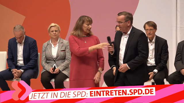 boris pistorius steht auf einer bühne irgendeiner SPD veranstaltung und imitiert willy brandt mit verkrampft-krächzender stimme und sagt

"liebe genossinnen liebe genossen: wir wollen gute nachbarn sein nach innen und nach außen"