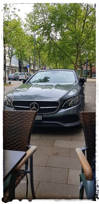 Schweizer Mercedes parkt knapp 1,5 Meter neben den Außengastro auf dem Fußgängerweg in Mainz.