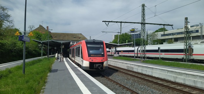 LINT54 der Odenwaldbahn und ICE in Darmstadt Nordbahnhof 