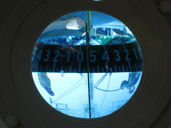 Close/Querformat: Kompass eines Segelbootes mit Spiegelung der Umgebung (auf dem Kopf)