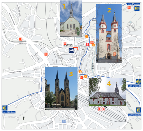 Das Bild zeigt einen Stadtplan aus dem Flyer der Stadt Hof als Hintergrund für die vier Kirchenbilder (Fotomontage). Die Nummern der Bilder finden sich auf dem Stadtplan an der entsprechenden Position wieder.
Eingezeichnet als blaue Linien sind die Pilger- bzw. Wanderwege. Der Weg von Plauen kommend im Nordosten in Richtung Nürnberg im Südwesten entspricht ungefähr der Via Imperii.