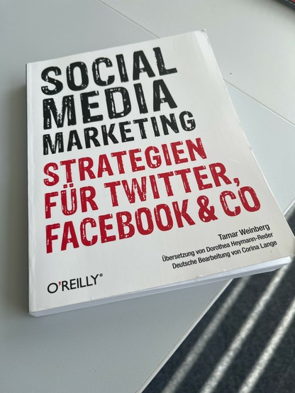 Buch-Cover: es zeigt das Buch „Social Media Marketing: Strategien für Twitter, Facebook & Co“ von Tamara Weinberg (von 2009).