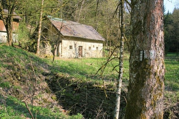 Das Bild zeigt ein altes Mühlengebäude: die Petersmühle.