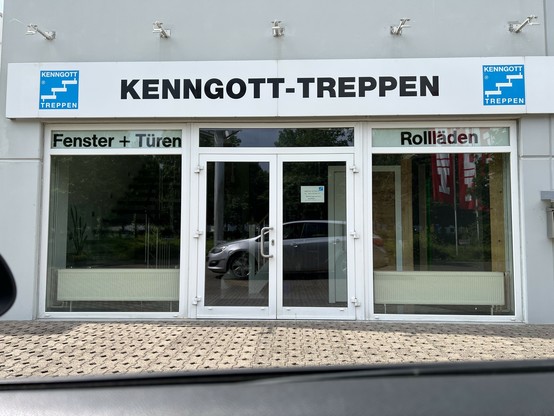 Eingang eines Geschäfts. Über der Tür steht der Firmenname „Kenngott-Treppen“.