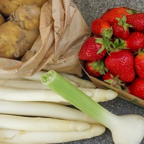 Spargel, Erdbeeren, Kartoffeln und junger Knoblauch