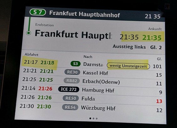 Foto eines Anzeigebildschirm im Zug mit Anschlussmöglichkeiten. Aktuelle und geplante Ankunft am Frankfurter Hbf ist 21:35.
S3 nach Darmstadt (geplante Abfahrt 21:17, tatsächlich 21:18) ist mit dem Hinweis 