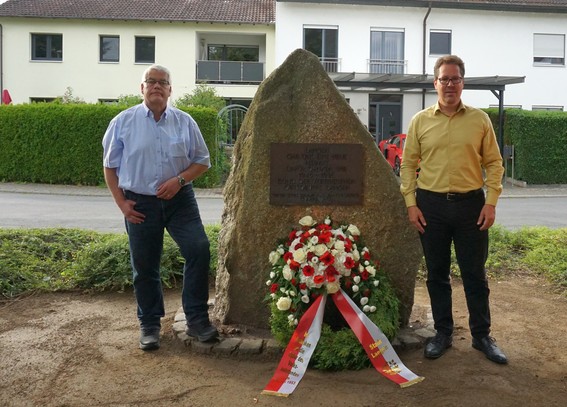 Foto zeigt Ersten Stadtrat Stefan Löbig (links) und Bürgermeister Jan Werner (rechts), die sich neben den 