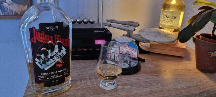 Ein Glas St. Kilian Whisky aus der Judas Priest Edition