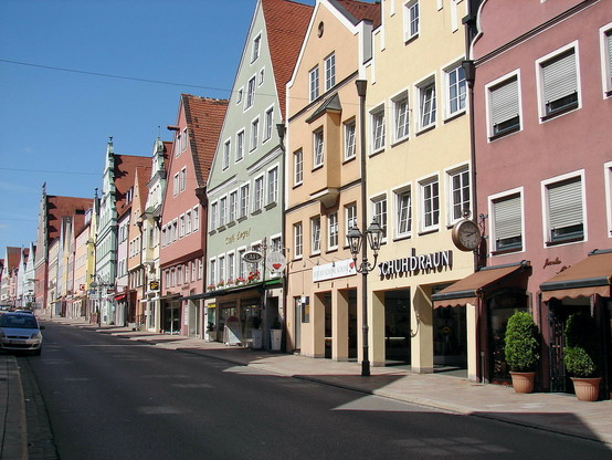 Reichstraße in der gesuchten Stadt mit kleinen Geschäften, Cafes und Gasthäusern.