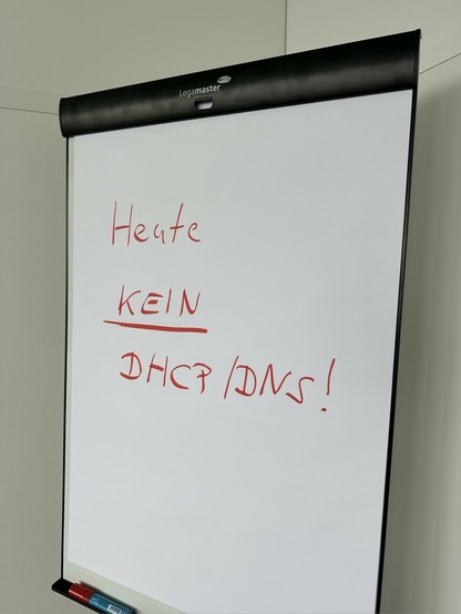 Whiteboard mit der Bemerkung „Heute kein DNS/DHCP!“