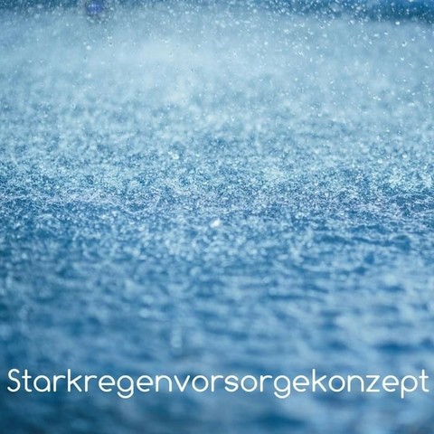 Bild von Wasserfläche im Regen; Text: Starkregenvorsorgekonzept