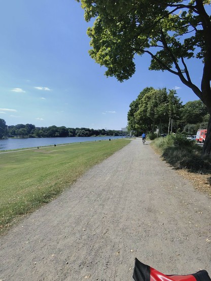 Hintern sieht man schon Bremen, im Vordergrund der schöne breite Radweg an der Weser.  