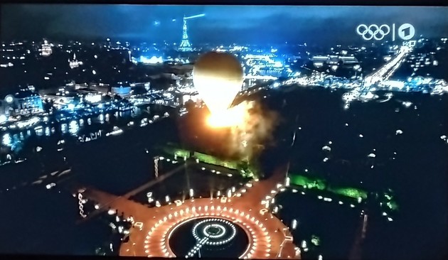 Das olympische Feuer schwebt in einem Heißluftballon über Paris