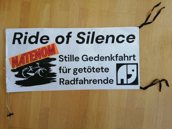 Flagge für die stille Fahrraddemonstration am 30.07.2024 aus Anlass des Todestages vor sechs Monaten des Fahrradaktivisten Natenom.

Flaggentext: Ride of Silence
teilweise überklebt mit dem Text 