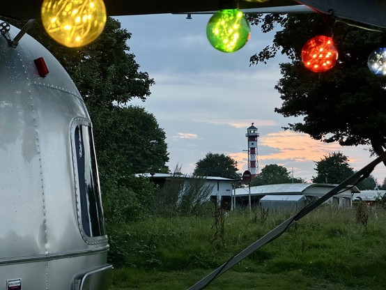 Der Blick über den Bug des Airstreams unter den Bubble-Leuchten auf das Oberfeuer Krautsand. 