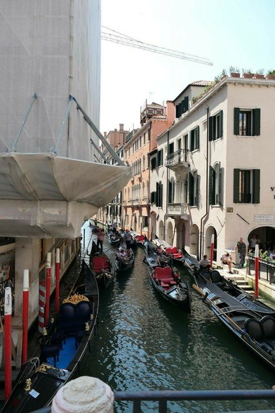 Kanal in Venedig mit vielen Gondolas, die aneinander vorbei fahren müssen