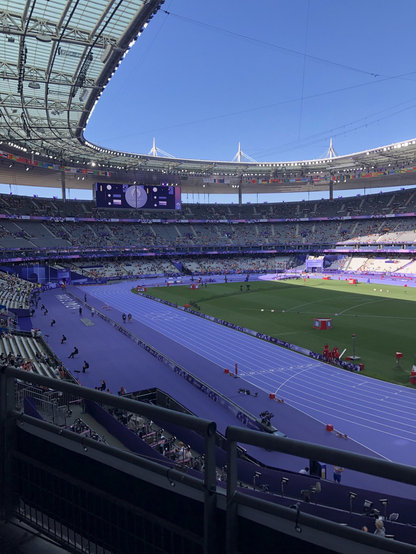 Blick von halber Höhe ins Olympiastadion für 70000 Menschen, noch halb leer, besonders  gegenüber, wo die Sonne noch hinscheint