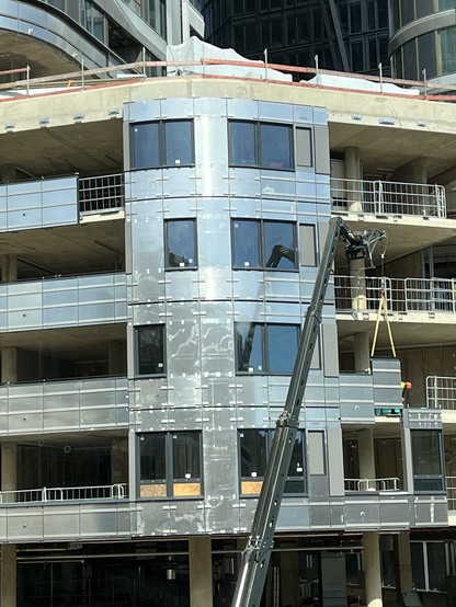 Blick aus meinem Bürofenster. Am Hochhaus gegenüber werden spiegelnde Fassadenelemente angebracht.