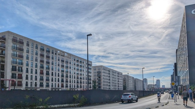 Europaviertel. Gleichförmige Wohnblöcke. Ein Bauzaun.