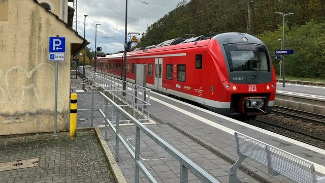 Zug am Bahnhof