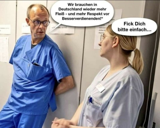 Das Bild zeigt eine medizinische Fachkraft und Friedrich Merz in einem Krankenhaus. Einer ist ein Mann in blauen Scrubs, der überrascht aussieht, während die Frau in hellblauen Scrubs auf ihn zu reagieren scheint. In der Sprechblase über Merz steht: „Wir brauchen in Deutschland wieder mehr Fleiß - und mehr Respekt vor Besserverdienenden!