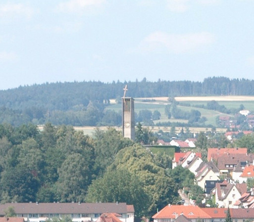 Blick auf die Kirche mit dem verbogenen Kreuz im Göppinger Stadtteil Reusch.