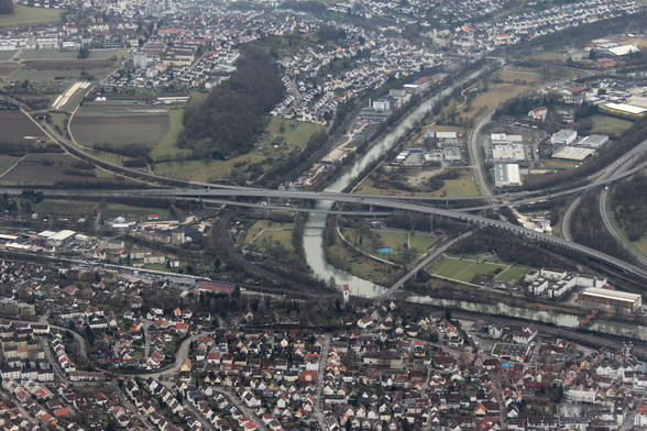 Das Bild zeigt Plochingen aus der Vogelperspektive. Kaum sichtbar (links hinter dem Kirchturm): Die Einmündung der Fils in den Neckar (Neckarknie). In der oberen Bildhälfte die Bundesstraßen 10 und 313 mit dem Dreieck rechts.