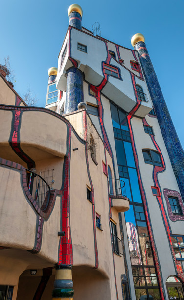 Haus „Wohnen unterm Regenturm“ (1991–1994 erbaut) in Plochingen, das von Friedensreich Hundertwasser entworfen wurde.