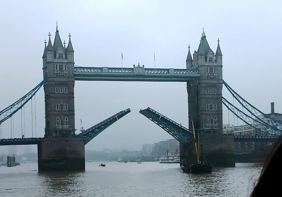 Die geöffnete Tower-Bridge in London an einem regnerischen Tag, fotografiert von einem Themseboot aus