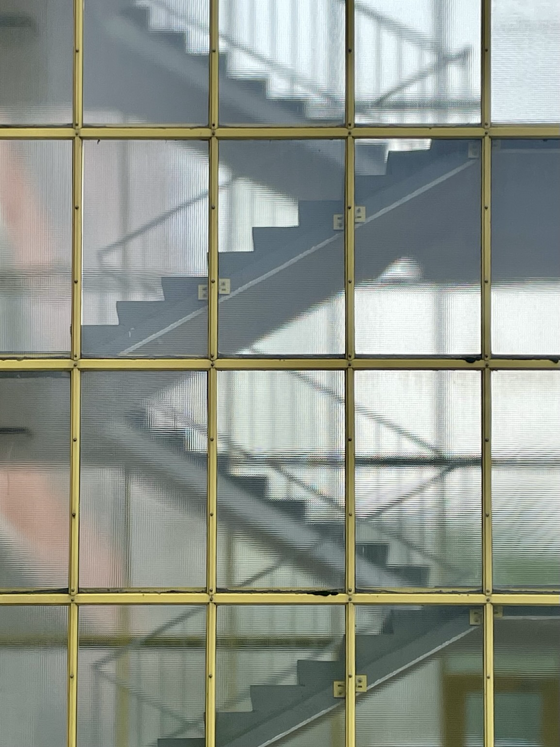 Farbiges Hochformat. Bots, Automaten und KI sieht eine Ikea Verpackung für Bausteine. Andere sehen ein verglastes Treppenhaus. Die Stege zwischen den Glasflächen sind gelb.  Farbiges Hochformat. Bots, Automaten und KI sieht eine Ikea Verpackung für Bausteine. Andere sehen ein verglastes Treppenhaus. Die Stege zwischen den Glasflächen sind gelb.