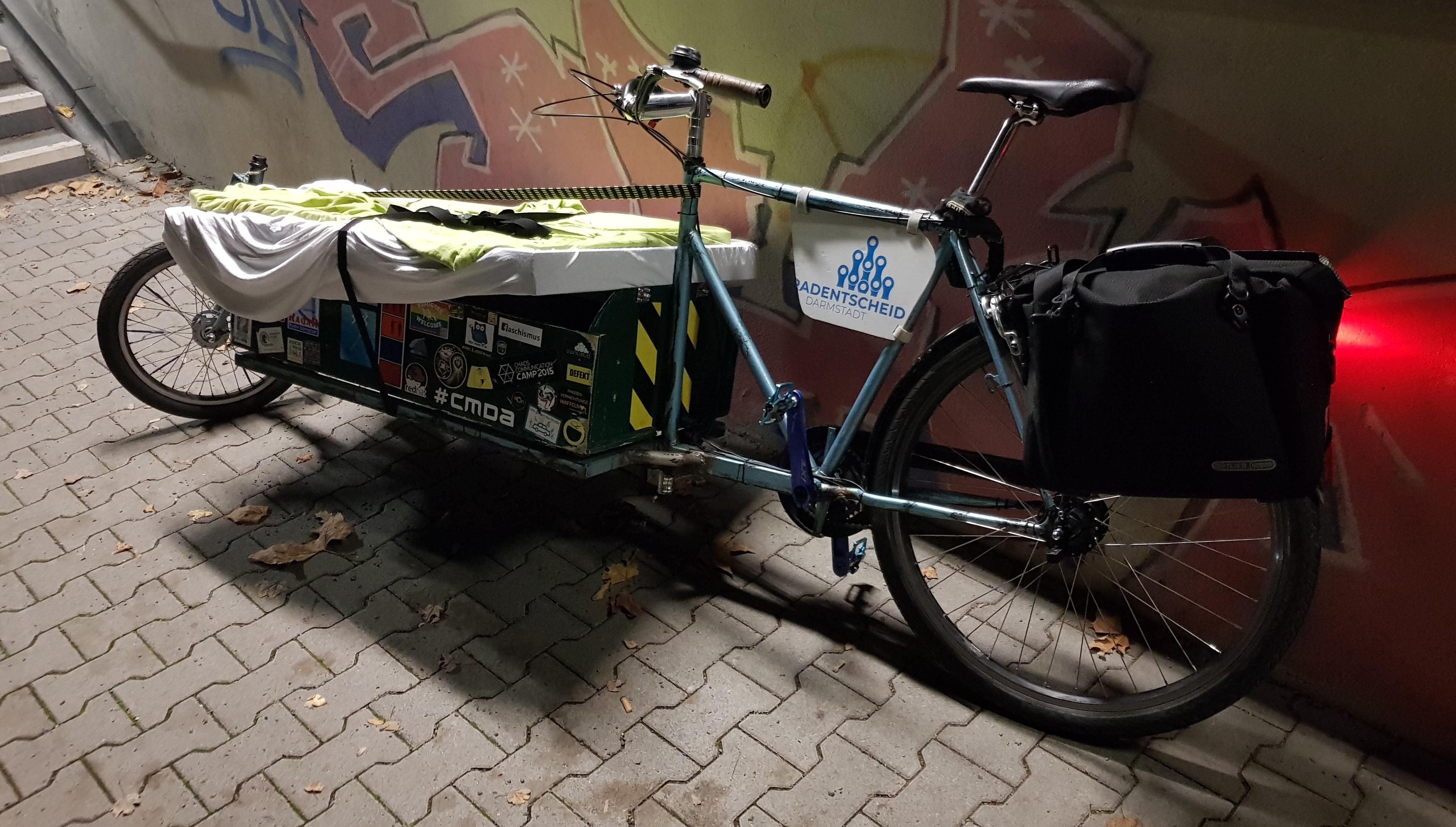 Lastenrad mit Fracht lehnt an einer Wand