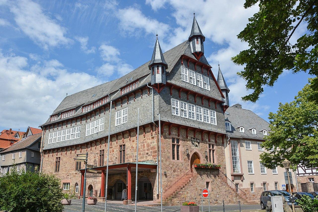 Rathaus in der gesuchten Stadt, Blick von Südwesten
(Bild: Wikimedia Commons, 2016, cc-by-sa 3.0, Hubert Berberich (HubiB) )