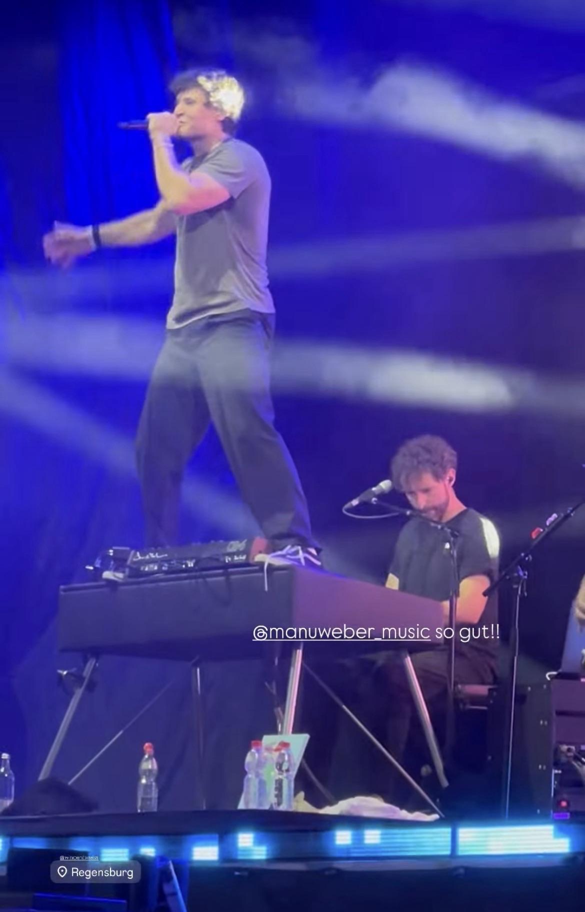 Wincent Weiss steht während seiner Performance auf dem Keyboard-Tisch seines Keyboarders.