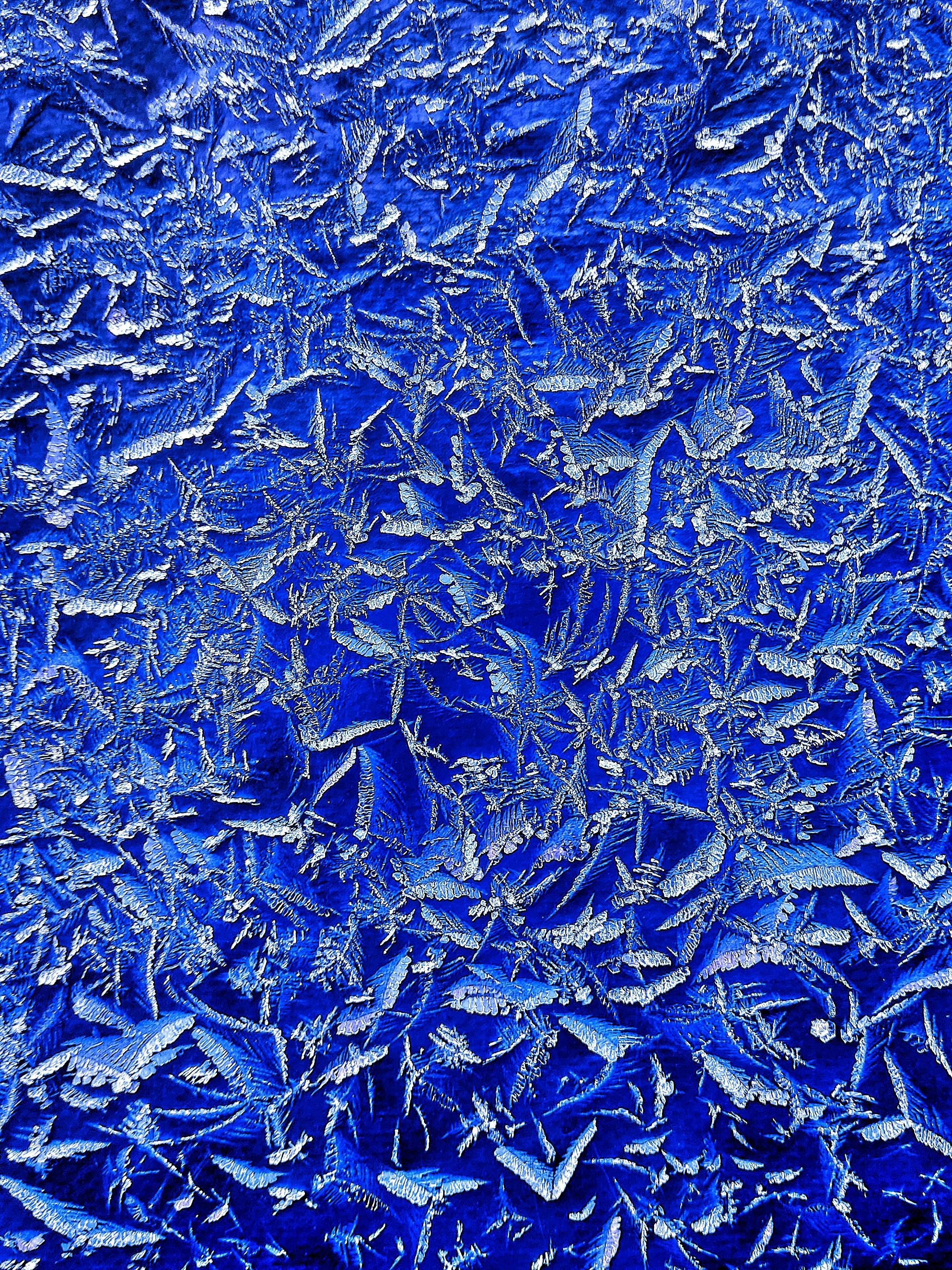 Eisblumen auf einer blauen Gewebeplane.