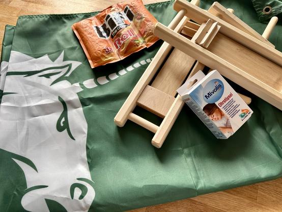 Ohrstöpsel, BiFi-Roll und 2 Holzratschen liegen auf der Fahne der Unicorns bereit. 