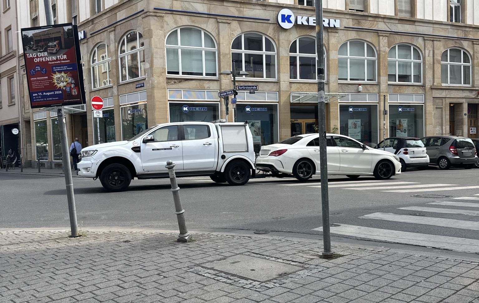 Der Abschleppwagen mit dem Mercedes am Haken fährt weg