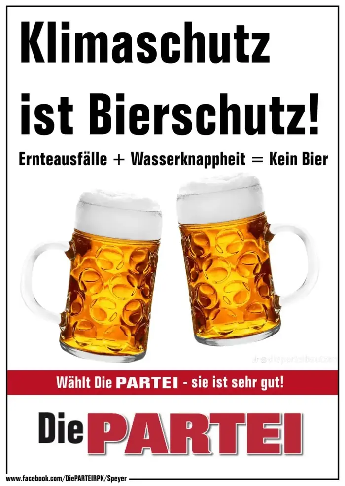 Plakat der Satirepartei „Die PARTEI“. Große Aufschrift: „Klimaschutz ist Bierschutz!“. Darunter zwei Bierkrüge und die Aussage: „Ernteausfälle + Wasserknappheit = Kein Bier“. Unten der Slogan: „Wählt Die PARTEI – sie ist sehr gut!“. Die Botschaft persifliert politische Klimakommunikation, indem sie den Klimawandel über die Gefahr eines Biermangels erklärt.