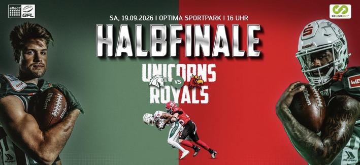 Ein Werbeplakat für das Halbfinale der German Football League (GFL) zwischen den Schwäbisch Hall Unicorns und den Royals.
- Datum und Ort: Samstag, 19. September 2026, Optima Sportpark, 16 Uhr.
- Haupttext: „HALBFINALE“ in großen, silbernen Buchstaben.
- Mittlere Abbildung: Eine Spielszene, in der ein Spieler der Unicorns (grün) von einem Spieler der Royals (rot) getackelt wird.
- Logos:
- GFL-Logo (German Football League) oben links.
- Logo des Optima Sportparks oben rechts.
Das Plakat wirkt d…
